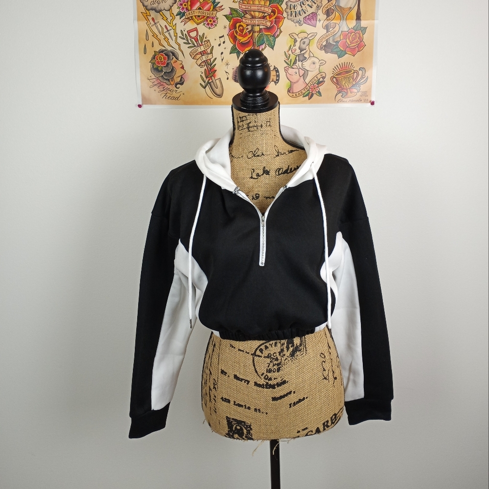 Black/White Croptop Hoodie!